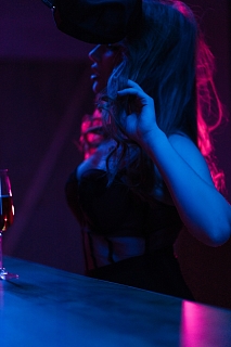 Девушка массажистка Карина, салон SunRise Девушка массажистка Карина, салон SunRise